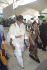 Amitabh Bachchan snapped with designer bag on 6th Aug 2011 (4).JPG